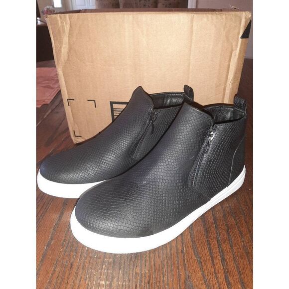New Size 7 Black Side Zip Booties Shoes Ankle Boots - Picture 1 of 6